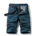 Pantalones cortos tipo cargo para hombre con camuflaje azul oscuro y verde y cinturón - EU 28 / Azul Lago
