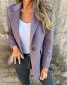Detailopname van een lavendelkleurige wollen blazer met knoopsluiting en klepzakken dames - S / Paars