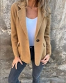 Detailopname van de camel wollen jas met eenknoopssluiting en klassieke reverskragen - S / Khaki