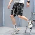 Pantalones cortos cargo para hombre con moderno patrón de camuflaje en blanco y negro - EU 28 / Azul Real (L6171)