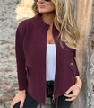 Dettaglio della giacca di lana bordeaux con collo alto e tasche con bottoni in metallo - XS / Top / viola-rosso