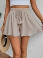 Dettaglio della vita alta elastica con coulisse e nappa su questi pantaloncini beige - S / Cachi