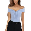 Detalle de top azul claro con hombros descubiertos y lazo decorativo delantero - S / Tops / Azul claro