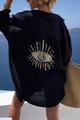 Detailaufnahme des schwarzen Hemdes mit Pailletten-Böser-Blick-Stickerei auf dem Rücken - S / Schwarz