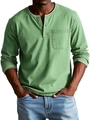 Detailansicht eines salbeigrünen Henley-Shirts aus Baumwolle mit drei Knöpfen und Tasche - Grün