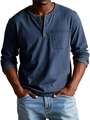 Detailansicht des klassischen Henley-Kragens mit drei Knöpfen und Brusttasche am blauen Shirt - Marineblau