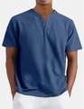 Detail eines blauen Herren-Henley-Shirts mit V-Ausschnitt und atmungsaktiver Stoffstruktur - S / Marineblau