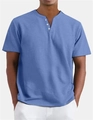 Detail eines hellblauen Henley-T-Shirts mit drei weißen Knöpfen und Strickstruktur - S / Blau