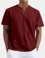 Dettaglio di maglia Henley bordeaux con scollo a V e bottoni bianchi a contrasto - S / Borgogna