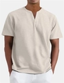 Dettaglio della maglia Henley beige da uomo con texture in cotone-lino e scollo a V a bottoni - S / Albicocca