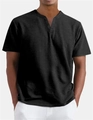 Primo piano di una maglia Henley nera in cotone con scollo a V e tre bottoni neri - S / Nero