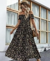 Detail van de gesmokte top en bloemenprint op deze bohemian jurk met blote schouders - S / Zwart