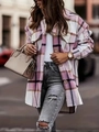 Detailaufnahme der rosa karierten Wolljacke mit Bernstein-Knöpfen und grauer Destroyed-Jeans - S / Rosa Gingham