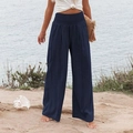 Détail du pantalon bleu marine à taille haute avec taille élastique froncée et plis verticaux - Bleu marine