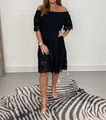 Detailansicht der Spitzenborte und des Stufenrocks am schwarzen schulterfreien Kleid - S / Schwarz