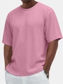Gros plan d'un t-shirt rose décontracté montrant la texture tricotée 3D et le col rond - S / Rose