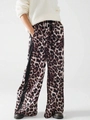 Dettaglio dei pantaloni leopardati a gamba larga con strisce laterali e raso lucido - S / Marrone Rosso