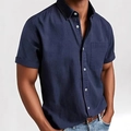Dettaglio della camicia a maniche corte blu scuro da uomo con tasca sul petto e bottoni - S / Blu scuro