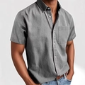 Detalle del tejido de la camisa gris de manga corta con botones blancos en primer plano - S / Gris