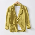 Primer plano detallado de una chaqueta informal de lino amarillo mostaza para hombre - M / Tops / Dorado