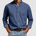 Dettaglio camicia da uomo blu denim a maniche lunghe con colletto button-down e taschino - S / Blu Zaffiro