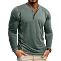 Dettaglio di maglia Henley verde oliva con cuciture a contrasto e patta a quattro bottoni - Taglia S / Verde