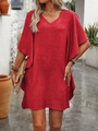Détail de la robe rouge à col en V avec manches à volants et texture de tissu raffinée - S / Rouge