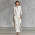 Détail d'une robe blanche en maille avec col à boutons et bordure à rayures noires - XS / Blanc