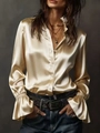 Detail van elegante champagne satijnen blouse met geplooide ruches aan de mouwmanchetten - S / Tops / Champagne