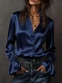 Detail van de elegante donkerblauwe satijnen blouse met ruches aan de mouwen en knopen - S / Tops / Marineblauw