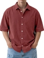 Detalle de textura en pana color granate de camisa para hombre con cuello de botones - Rojo Ladrillo