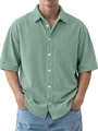 Detalle del polo de pana verde salvia para hombre con tejido texturizado y botones blancos - Verde claro