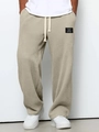 Detail der Waffelstrick-Textur an khakifarbener Freizeithose mit praktischem Kordelzug - S / Khaki