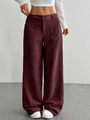 Dettaglio dei pantaloni in velluto a coste bordeaux con trama rigata e tasche applicate - Taglia S / Rosso scuro