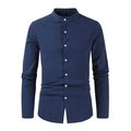 Vue détaillée du tissu en coton et lin bleu foncé et du col montant de la chemise homme - S / Hauts / Bleu marine