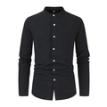 Détail de chemise noire en lin pour homme avec col officier et boutons blancs contrastés - S / Hauts / Noir