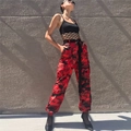 Détails du pantalon cargo camouflage rouge et noir avec poches et ceinture à anneau D - Bordeaux