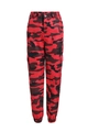 Dettaglio dei pantaloni cargo camouflage rossi con tasche utility e polsini elasticizzati - Borgogna