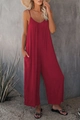 Detail eines burgunderfarbenen Jumpsuits mit plissiertem Brustbereich und Spaghettiträgern - S / Rot
