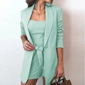 Detailansicht des mintgrünen dreiteiligen Anzug-Sets mit Blazer, Top und Gürtelshorts - S / Oberteil Und Unterteil / Grün