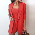 Dettaglio di un completo rosso a tre pezzi con blazer sciancrato e pantaloncini - XS / Rosso
