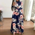 Nahaufnahme eines Langarmkleids mit Blumenmuster, passendem Bindegürtel und Stehkragen - S / Langarm / Marineblau