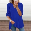 Dettaglio della camicetta in chiffon blu reale con maniche arrotolabili e scollo a V - S / Blu Zaffiro