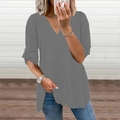 Detail der grauen V-Ausschnitt-Bluse mit Ärmelschnalle und leichter Stoffbeschaffenheit - S / Grau