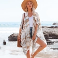 Detail van bohemien print op witte chiffon zomerse strandcover-up voor dames buiten - Eén maat / Wit