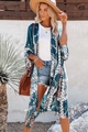 Detail van de bohemian bloemenprint en kantwerk op een lange marineblauwe kimono jas - Eén maat / Groen