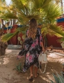 Vue arrière d'un kimono long à imprimé floral avec fleurs roses et sac à main beige - Taille unique / Noir Fleuri
