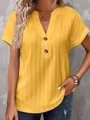Detailopname van heldergeel V-hals T-shirt met geweven textuur en knoopsluiting - S / Geel