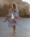 Gros plan sur le cache-maillot en mousseline bleue transparente aux imprimés bohèmes - Taille unique / Floral Bleu