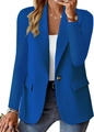 Detail van koningsblauwe slim fit blazer met enkele knoopsluiting en reverskraag - S / Tops / Blauw